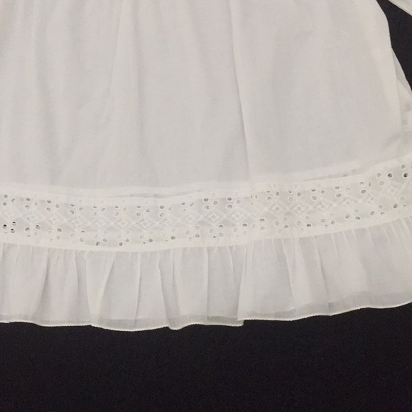 NWOT Eyelet detail ruffle bottom blouse - Picture 4 of 6